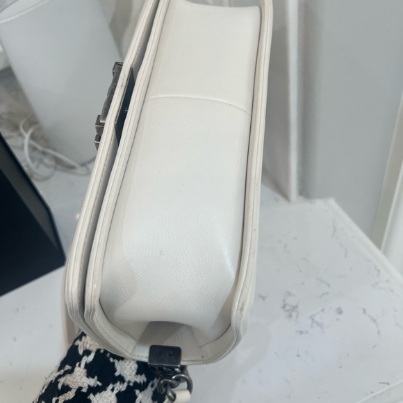 Chanel White Quilted Leather Chain Boy Bag. Great condition. - Picture 10 of 13